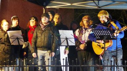 Bild: jp
Der gemischte Chor von Kulturkastl unter der musikalischen Leitung von Cliff Rüdinger-Härlin brachte mit seinen Liedern vom Kastler Recht und Wieder Koana das Publikum trotz der naßkalten Witterung in beste Stimmung.