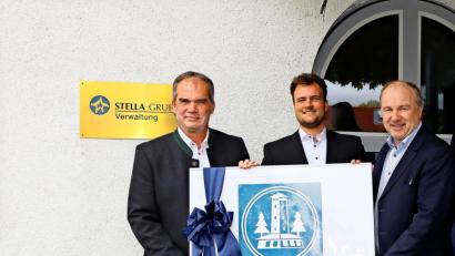 Bild: fph
Die Stella-Gruppe hat die Wefra-Werke übernommen. Auf dem Bild (von links): die Stella-Geschäftsleiter Flavio und Leopold Herrmann sowie Wefra-Geschäftsführer Axel Zuleeg.