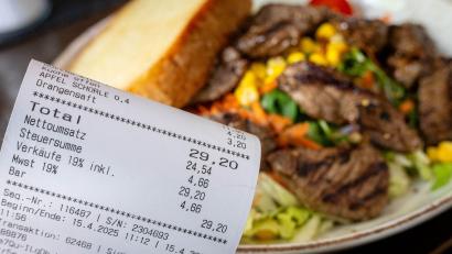 Bild: Sina Schuldt/dpa
Trotz weiter hoher Preise wollen viele künftig öfter essen gehen. (Archivbild)