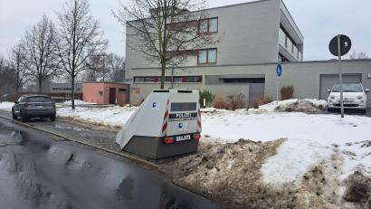 Bild: Jasmin Bauer
Vor dem Kinderhaus Kunterbunt in Tirschenreuth steht derzeit ein Blitzer. Die Verkehrspolizei Weiden überwacht mit diesem Anhänger zum ersten Mal den Verkehr in der Kreisstadt.