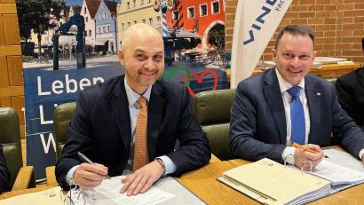 Bild: Stadt Weiden
Oberbürgermeister Jens Meyer und Christian Biegert, Geschäftsführer VINCI Facilities, bei der offiziellen Vertragsunterzeichnung im Neuen Rathaus.