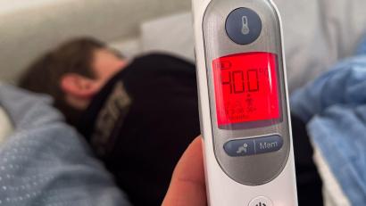 Bild: Julian Stratenschulte/dpa
Eine Grippe beginnt meistens plötzlich mit Fieber oder einem deutlichen Krankheitsgefühl. (Symbolbild)