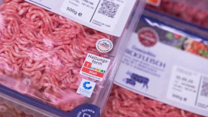 Bild: Rolf Vennenbernd/dpa
Bei Rindfleisch aus dem SB-Regal kamen 2024 noch 62,4 Prozent aus der untersten Haltungsstufe 1 - nach 75,6 Prozent im Jahr zuvor.