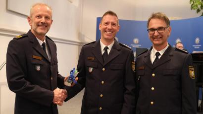 Bild: Hirsch
Polizeipräsident Thomas Schöniger (links) überreichte dem neuen Schwandorfer PI-Leiter Stefan Amann (Mitte) symbolisch "den grünen Stift" und verabschiedete seinen Vorgänger Reiner Wiedenbauer (rechts).