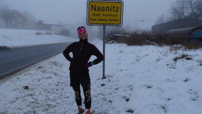 Bild: Markus Müller
Extremsportlerin Joyce Hübner lief auf ihrem 227. Marathon in Folge durch Nasnitz, einen Gemeindeteil der Stadt Auerbach.