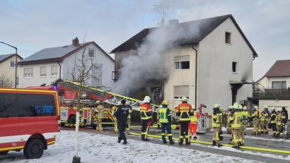 Bild: Hösamer
Dichter Rauch dringt aus diesem Haus in der Falkenauer Straße in Schwandorf, die Bewohner wurden evakuiert.