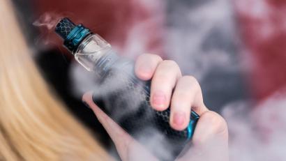 Bild: Silas Stein/dpa
Vor allem bei jungen Menschen sind Vapes beliebt. (Symbolbild)