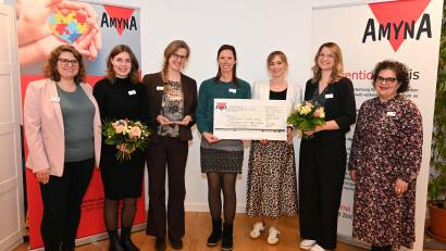 Bild: Stadt Amberg/Simone Plail
Manuela Soller (AMYNA) und Marianna Neugirg (SkF) gratulieren Stefanie Drescher, Sabine Weber und Carolin Schröter vom Jugendamt der Stadt Amberg zum Präventionspreis. Glückwünsche kommen auch von Alina Benedikt (SkF) und Yvonne Oeffling (AMYNA).