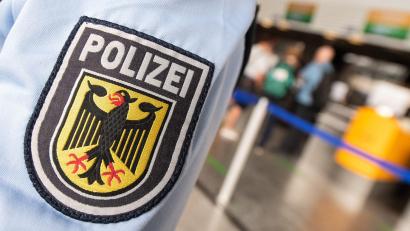 Bild: Boris Roessler/dpa
Der 26-Jährige wollte eigentlich nach Amerika reisen. (Symbolbild)