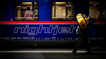 Bild: Michael Buholzer/KEYSTONE/dpa
Zwei Nachtzüge standen in Franken für mehrere Stunden still, nachdem sie mit einer Streusalzkiste zusammengestoßen waren. (Symbolbild)