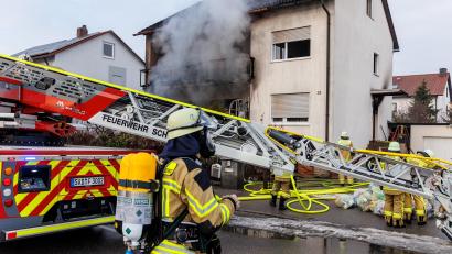 Bild: Hösamer
Aus dem Haus an der Falkenauer Straße dringt dichter Rauch. Löschtruppen unter Atemschutz gehen gegen das Feuer vor.