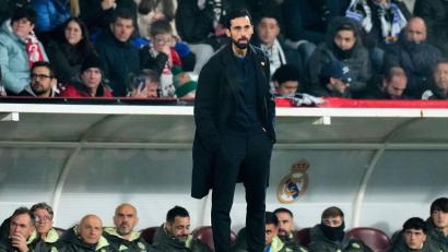 Bild: Jose Breton/AP/dpa
Ein bitterer Abend für Álvaro Arbeloa bei seinem Einstand als Trainer von Real Madrid.