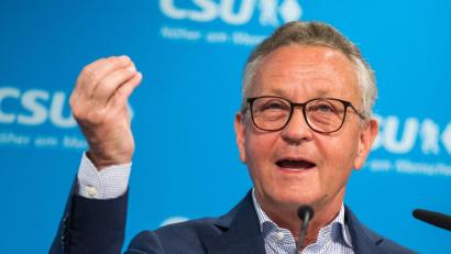 Bild: Peter Kneffel/dpa
Der frühere Baywa-Chef Klaus Josef Lutz auf einer CSU-Veranstaltung im Jahr 2022. Lutz hat bislang sämtliche Vorwürfe im Zusammenhang mit der Schieflage der Baywa zurückgewiesen. (Archiv)