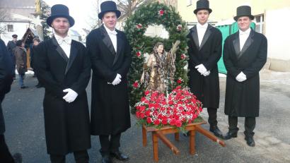 Archivbild: amö
Sebastiansträger warten mit ihrer Sebastiansstatue auf den Einzug.