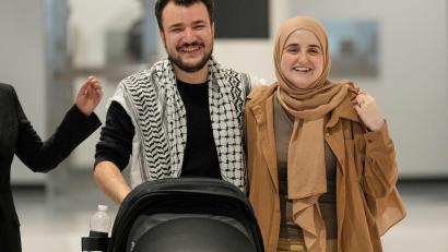 Bild: Seth Wenig/AP/dpa
Nach seiner Freilassung aus der Abschiebehaft will Chalil nun die US-Regierung zur Verantwortung ziehen. (Archivbild)