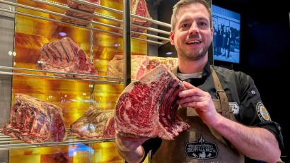 Bild: Wolfgang Steinbacher
Johannes Lotter ist der Chef der größten Metzgerei in der Stadt. Der 37-Jährige ist nicht nur Metzgermeister, sondern auch Fleischsommelier – als solcher gibt er Kurse mit Tipps zum Grillen und dem richtigen Zuschneiden von Rind- und Schweinefleisch.