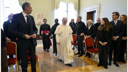 Bild: Vatican Media/IPA via ZUMA Press/dpa
Papst Leo XIV. spricht Angehörigen von Crans-Montana-Opfern Trost zu.
