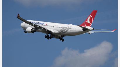 Bild: Soeren Stache/dpa
Eine Maschine von Turkish Airlines musste in Barcelona wegen einer "Gefahr an Bord" notlanden. (Archiv-Bild)
