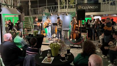 Bild: Florian Gelius/exb
Zum St. Patrick's Day verwandelt sich das MAKkultur in einen irischen Pub mit Live-Musik.