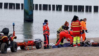 Bild: Bernd Wüstneck/dpa
Rettungskräfte bargen einen Mann leblos aus der Ostsee vor Graal-Müritz.