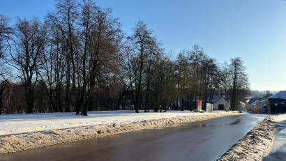 Bild: Armin Ebnet
An der Dietersdorfer Straße in Schönsee, gegenüber der Einmündung in die Eslarner Straße (vorne rechts), siedelt sich auf dem Gelände "Alte Säge" ein großer Netto-Markt an. Der Stadtrat steht einstimmig hinter dem Projekt.