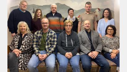 Bild: Florian Heinrich
Diese Kandidaten treten für die Freie Wählergemeinschaft Trisching an: (im Hintergrund von links) Erich Amann, Thekla Wisgickl, Berthold Ries, Heidrun Luber, Daniel Hirmer und Cornelia Pröls sowie (sitzend von links) Cornelia Sommer, Florian Heinrich, Rosi Kurz, Jens Tölg und Gabi Gallenberger.