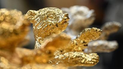 Bild: Britta Pedersen/dpa
Trophäen stehen während eines Pressetermins zu der Produktion der Berlinale Bären in der Bildgießerei Hermann Noack. Die Berlinale 2026 findet vom 12. bis 22. Februar statt.