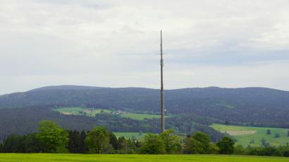 Bild: bkr
Unser Bild zeigt den Funkmast an der Straße zur Wallfahrtskirche Armesberg vom Mai 2024. Der neue Mast soll auf dem bestehenden Betriebsgelände errichtet werden. Den Abbau des bestehenden Masten fordert der Gemeinderat.