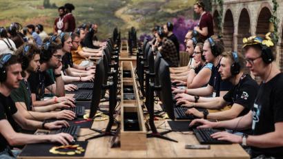 Bild: Oliver Berg/dpa
Bei der Gamescom 2025 testeten zahlreiche Messebesucher das neue Strategiespiel „Anno 117“, eine Römisches-Reich-Version des in Deutschland entwickelten Klassikers „Anno 1800“. (Archivbild)