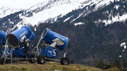 Bild: Angelika Warmuth/dpa
Staatliche Fördergelder für Schneekanonen? Die neue Förderrichtlinie in Bayern sieht das nicht mehr vor - zum Ärger von Wirtschaftsminister Hubert Aiwanger (Freie Wähler). (Symbolbild)