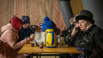 Bild: Danyil Bashakov/AP/dpa
Aufwärmpunkte sollen den Ukrainern durch die schwere Zeit nach russischen Luftangriffen helfen.