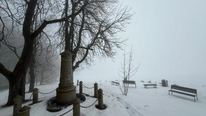 Bild: Gabi Schönberger
Wolkenverhangen präsentiert sich am Freitag nicht nur der Grenzkamm hier bei der Bötchersäule hoch über Bränau. Wegen der deutschen Windkraftpläne droht auch das bayerisch-böhmische Verhältnis zu leiden.