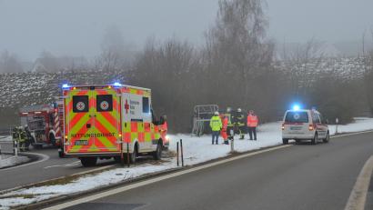 Bild: dob
Bei der Ausfahrt Vohenstrauß-West von der A 6 ereignete sich am Freitagnachmittag ein Unfall, bei dem ein Fahrzeug umkippte.Der Fahrer ist glimpflich davon gekommen.