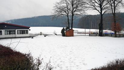 Bild: jma
Noch liegt Schnee auf dem zukünftigen Soccerfeld in Pressath.