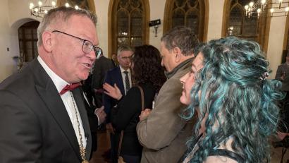 Bild: Petra Hartl
Oberbürgermeister Michael Cerny begrüßt Friseurin Nele Hempel zum Neujahrsempfang.