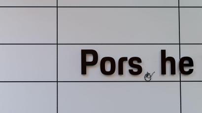 Bild: Rolf Vennenbernd/dpa
Porsche hat 2025 ein Zehntel weniger Auto verkauft. (Archivbild)