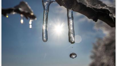 Bild: Frank Rumpenhorst/dpa
Sonne und Plusgrade - wo noch Schnee liegt, taut es weiter. (Archivbild)