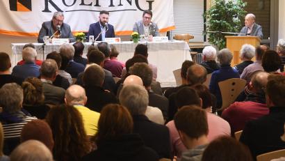 Bild: Gabi Schönberger
Wie schon bei der Kommunalwahl 2020 organisiert die Kolpingsfamilie Neustadt erneut eine Podiumsdiskussion im Pfarrheim St. Georg. Unser Archivbild zeigt Moderator Martin Staffe (rechts) und die drei damaligen Bürgermeisterbewerber. Am Montag, 26. Januar, werden wieder drei Männer und dazu erstmals eine Frau auf dem Podium sitzen.
