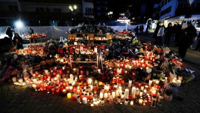 Bild: Antonio Calanni/AP/dpa
Nach der Brandkatastrophe von Crans-Montana ist die Betroffenheit groß. (Archivbild)