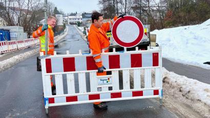 Bild: Gabi Schönberger
Die Sperrbaken an der Floßbrücke in der Fabrikstraße in Neustadt sind weggetragen. Die Strecke ist wieder frei.