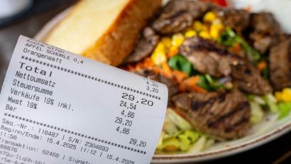 Symbolbild: Sina Schuldt/dpa
Die Mehrwertsteuer auf Speisen liegt seit Jahresbeginn bei 7 Prozent, während Getränke weiterhin mit 19 Prozent besteuert werden. Ein Restaurantbesuch muss dadurch aber nicht zwangsläufig günstiger werden. Viele Wirte fangen mit der Einsparung andere Kosten auf.