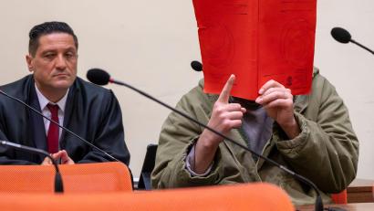 Bild: Peter Kneffel/dpa
Mehrfach hob der Angeklagte den Zeigefinger.