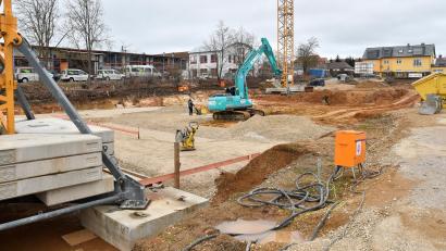 Bild: Petra Hartl
Offizieller Baubeginn war am Mittwoch: Auf dem ehemaligem Grundstück des Amberger Bauhofs auf Kümmersbrucker Gemeindegebiet entsteht das neue Wohnquartier "Im Stadtgarten".