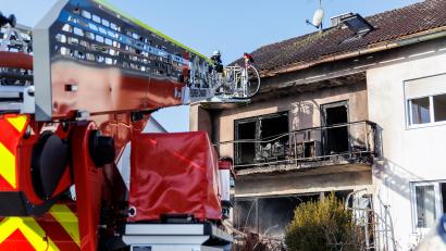 Bild: Hösamer
Von der Drehleiter aus öffnete die Feuerwehr am Donnerstag das Dach, um an mögliche Glutnester zu gelangen.
