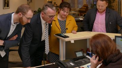 Bild: tr
Franz Stahl (CSU) wurde mit 92,35 Prozent der Stimmen wieder zum Bürgermeister gewählt. Mit seiner Familie fieberte er im Rathaus auch dem Ergebnis der Stadtratswahl entgegen.