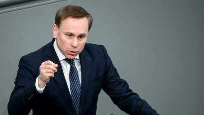 Bild: Britta Pedersen/dpa-Zentralbild/dpa
Der ehemalige CSU-Bundestagsabgeordnete Volker Ullrich will in Karlsruhe gegen das neue Bundestagswahlrecht klagen. (Archivbild)