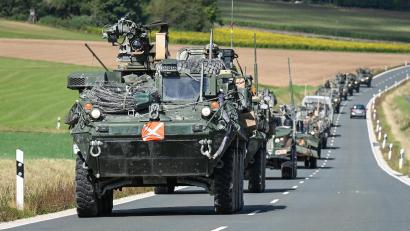 Archivbild: Markus Rauchenberger/US Army
Ein US-Militärkonvoi auf dem Weg vom Truppenübungsplatz Grafenwöhr zur Einrichtung in Hohenfels. Wie hier auf dem Bild von September 2025 kann auch das US-Manöver "Combined Resolve" im Februar zu Verkehrsbehinderungen auf den Oberpfälzer Straßen führen.