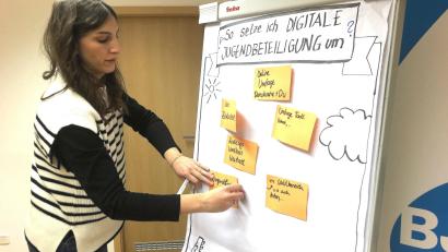 Bild: wro
Im zweiten Obergeschoss diskutierten die Erwachsenen über mögliche Inhalte der Jugend-App. Die Ideen wurden von Nadja Jennewein, Mitarbeiterin in der Forschungsabteilung bei JFF, gesammelt.