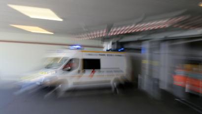 Bild: David Vincent/AP/dpa
Ein führerloser Lieferwagen ist in Marseille in eine Schulgruppe gerollt. (Archivbild)