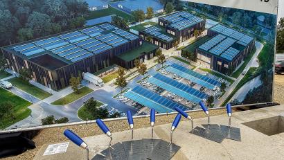 Bild: Stephan Huber
So soll es an der Vilstalstraße in Kümmersbruck in zwei Jahren ausschauen. Dort entsteht eines von elf Trainingszentren in Deutschland für den Zoll. Am Donnerstag, 25. September, war Grundsteinlegung.